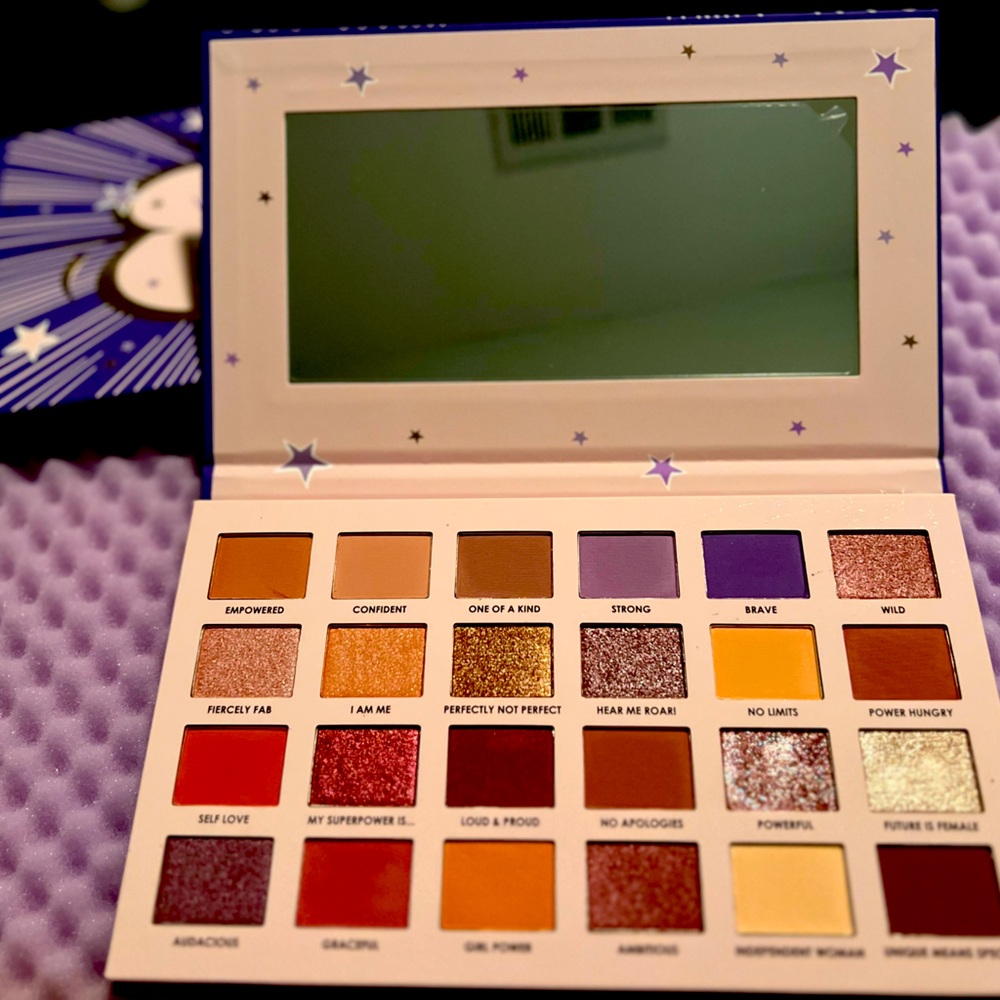 I am a woman what’s your Power Eyeshadow Palette